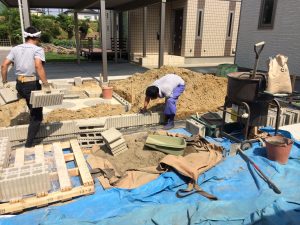 畑（野菜）と植栽のためにブロック設置