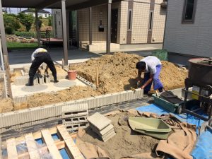 畑（野菜）と植栽のためにブロック設置