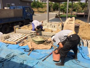 畑（野菜）と植栽のためにブロック設置