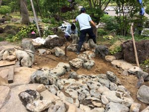 八海石を主体に流れのある庭