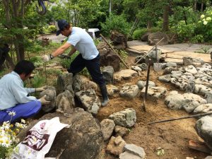 八海石を主体に流れのある庭