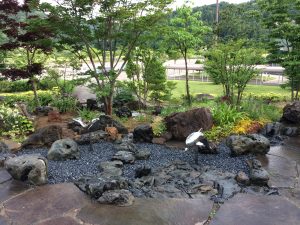 八海石を主体に流れのある庭