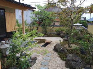 手作業での庭造り