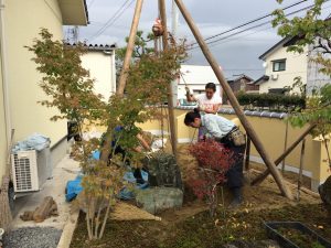 手作業での庭造り