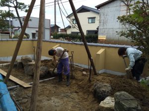 手作業での庭造り