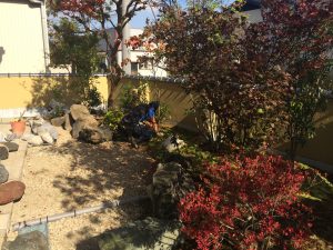 手作業での庭造り