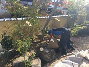 手作業での庭造り