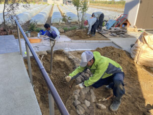 アンジュレーションのある人工芝と玄関前の庭園（三条市）