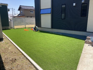 アンジュレーションのある人工芝と玄関前の庭園（三条市）