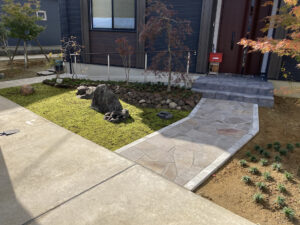 アンジュレーションのある人工芝と玄関前の庭園（三条市）