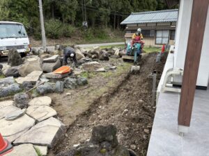 さるすべりの移植、石組み
