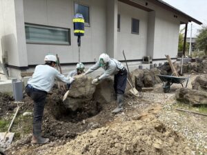 さるすべりの移植、石組み