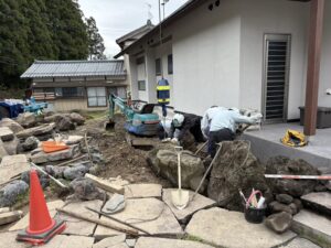 さるすべりの移植、石組み