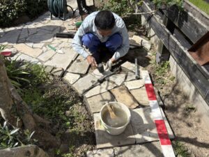 乱形石のアプローチ（燕市）