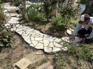 乱形石のアプローチ（燕市）
